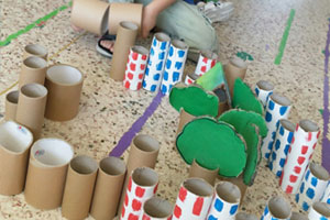 幼儿园建构区废物利用纸箱卷纸芯拼搭图片2张