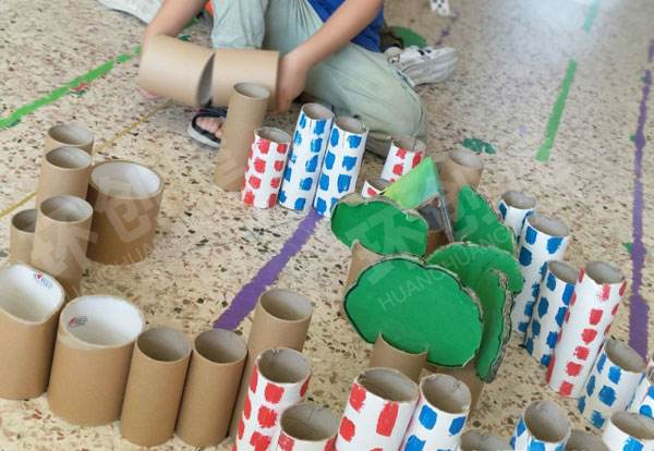 幼儿园建构区废物利用纸箱卷纸芯拼搭图片