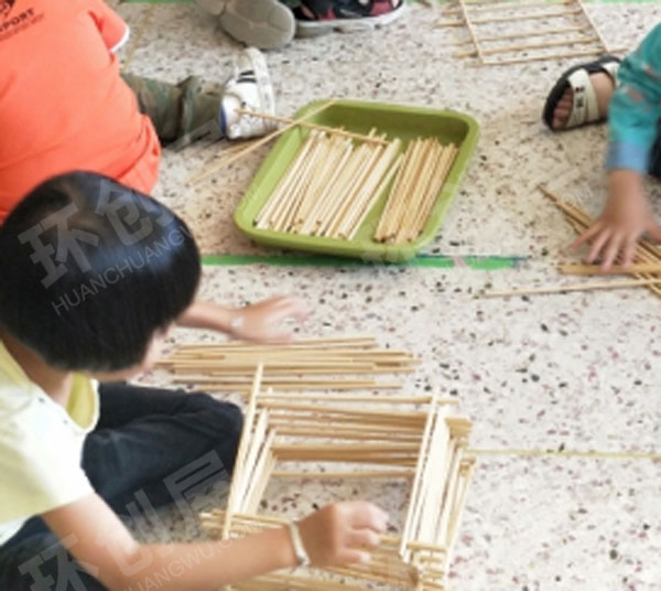 幼儿园建构区废物利用筷子搭建图片