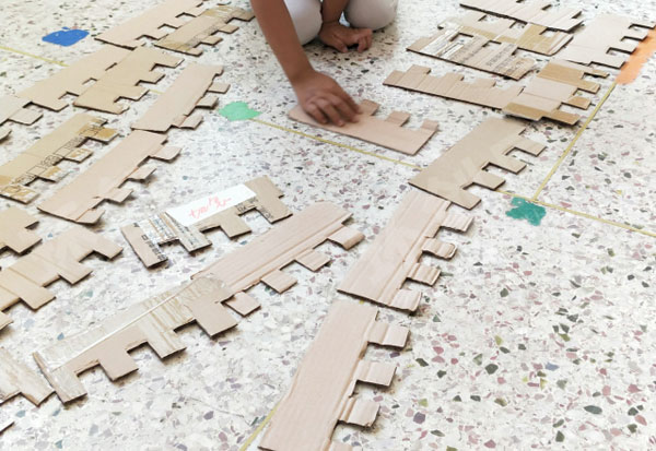 幼儿园建构区废物利用纸箱卷纸芯拼搭图片