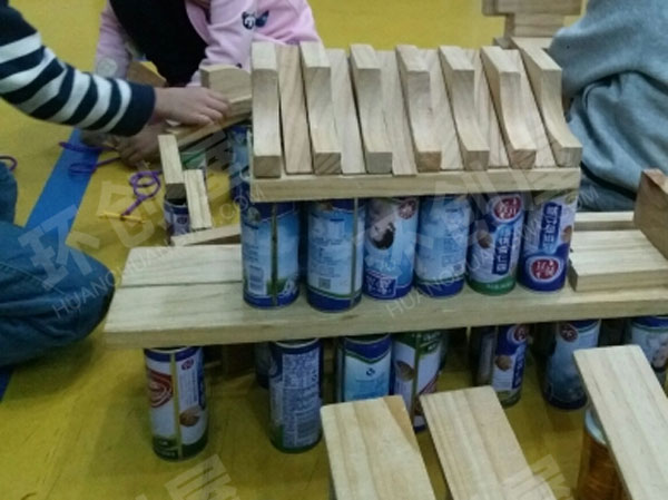 幼儿园建构区废物利用瓶瓶罐罐搭建天安门图片