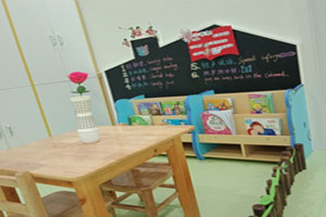 幼儿园阅读区小小书柜图片3张