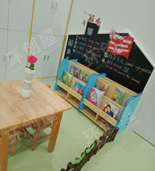 幼儿园阅读区小小书柜图片