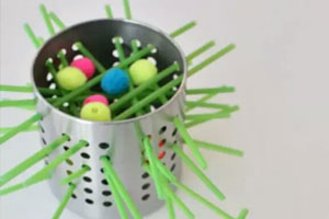 幼儿园益智区废物利用洞洞穿插玩教具图片2张