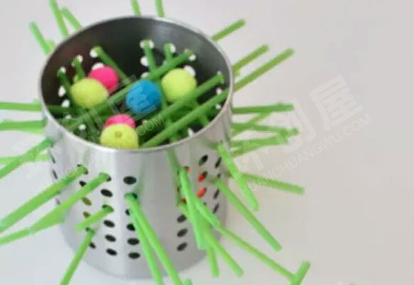 幼儿园益智区废物利用洞洞穿插玩教具图片