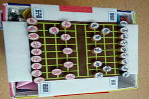 幼儿园益智区废旧利用魔法瓶盖自制玩教具图片8张