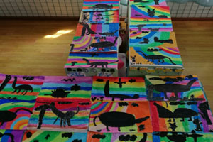 幼儿园益智区彩虹下寻找影子图片4张