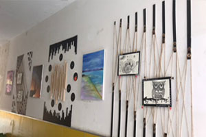 幼儿园楼道墙面布置木棍线绳作品图片2张