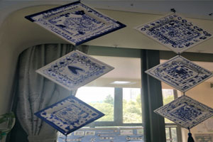 幼儿园环创青花瓷挂饰图片2张