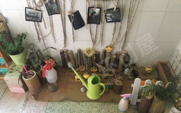 幼儿园原木色环境走廊植物装饰图片