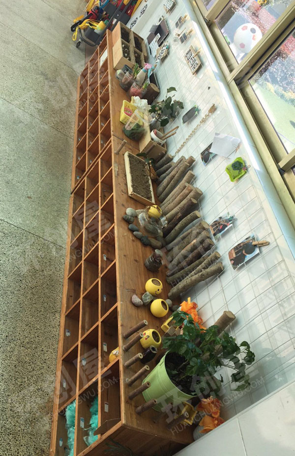 幼儿园原木色环境走廊植物装饰图片