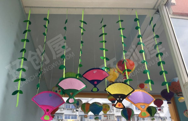 幼儿园走廊隔断彩色卡纸作品吊饰图片