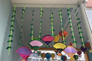 幼儿园走廊隔断彩色卡纸作品吊饰图片4张