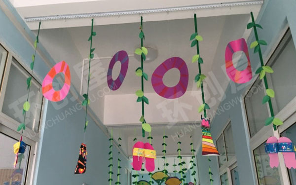 幼儿园走廊隔断彩色卡纸作品吊饰图片