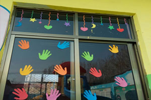 幼儿园玻璃窗户手工制作图片2张