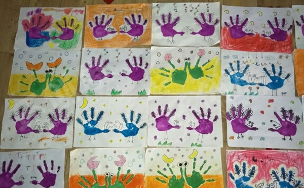 幼儿园手掌印画及纸片粘画作品展示图片