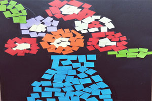 幼儿园手掌印画及纸片粘画作品展示图片4张