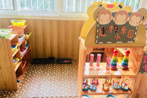 幼儿园建构区卡通搭建小乐园图片3张