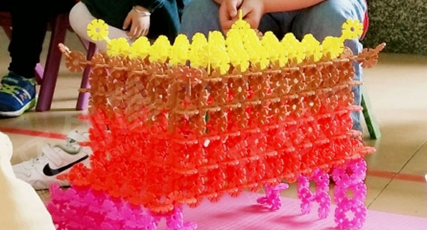 幼儿园建构区雪花片搭建比赛图片