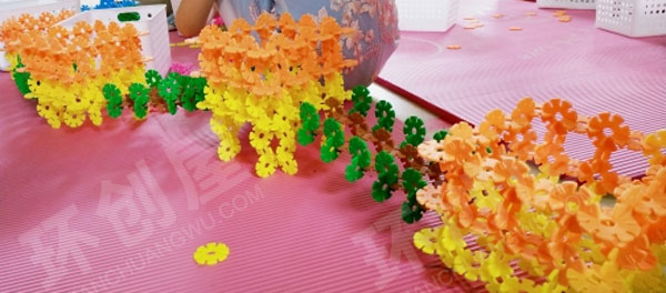 幼儿园建构区雪花片搭建比赛图片