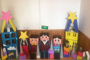 幼儿园建构区废物利用纸箱高楼搭建图片2张