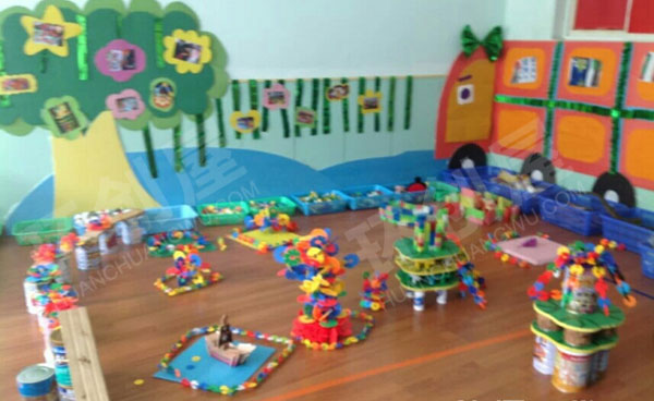 幼儿园建筑区废物利用创意搭建图片
