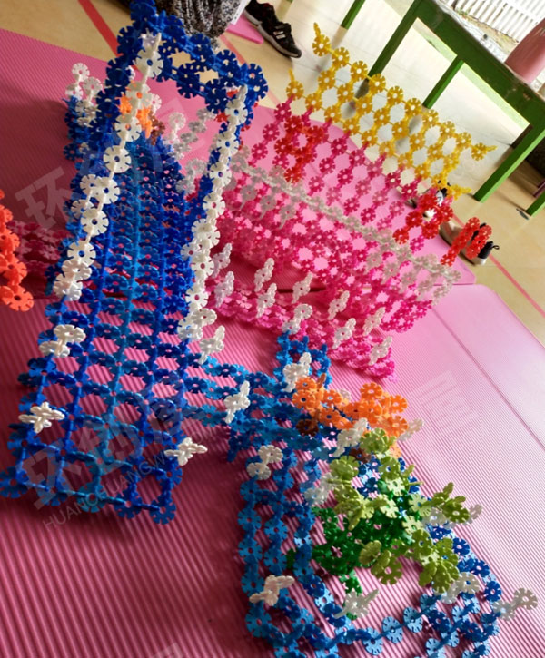 幼儿园建构区雪花片搭建比赛图片