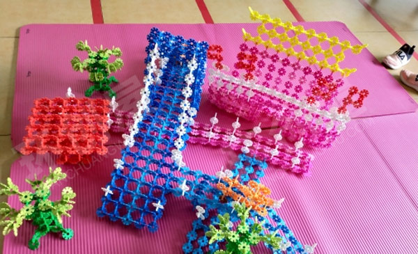 幼儿园建构区雪花片搭建比赛图片