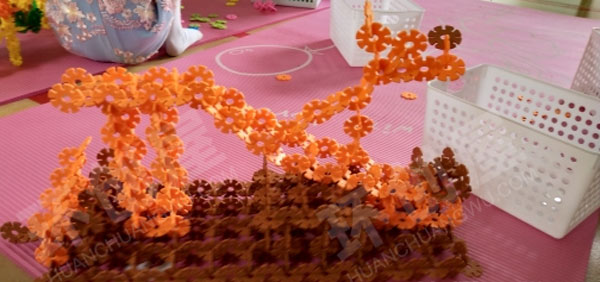 幼儿园建构区雪花片搭建比赛图片