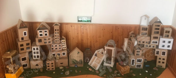 幼儿园建构区废物利用纸箱高楼搭建图片