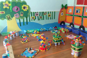 幼儿园建筑区废物利用创意搭建图片6张