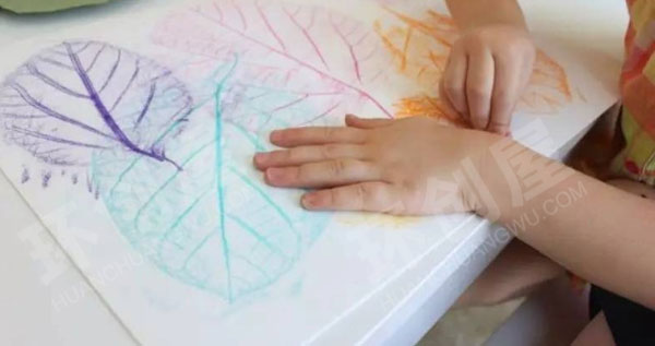 幼儿园美术区树叶拓印水彩画图片