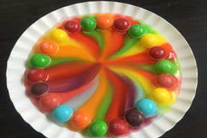 幼儿园科学区神奇的彩虹糖图片