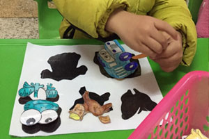 幼儿园科学区环创卡纸制作玩教具图片6张