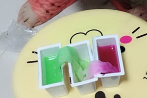 幼儿园科学区环创会爬的水图片3张