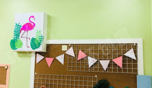 幼儿园ins火烈鸟风环创墙面布置图片