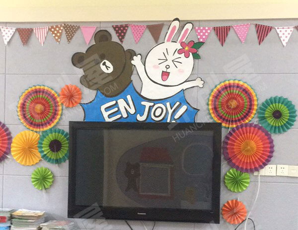 幼儿园布朗熊可妮兔主题墙面布置图片