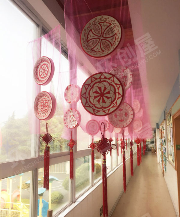 幼儿园废物利用纸盘红花纹走廊吊饰图片