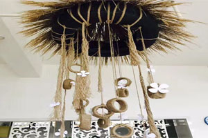 幼儿园自然风挂饰轮胎稻草废旧利用图片