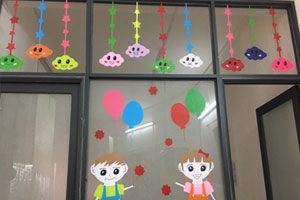 幼儿园教室玻璃窗户卡通小人图片2张
