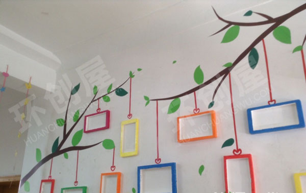 幼儿园走廊墙面多彩相框图片
