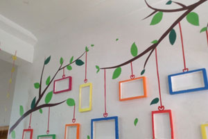 幼儿园走廊墙面多彩相框图片