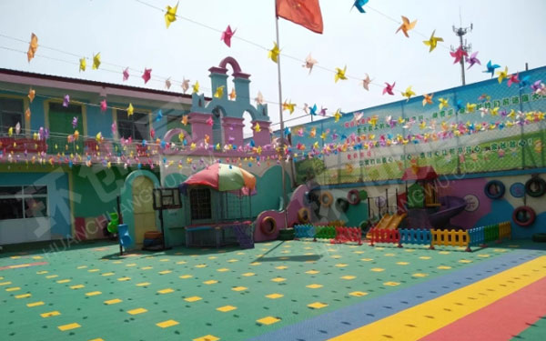 幼儿园小操场嬉戏装饰户外环创图片