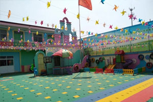 幼儿园小操场嬉戏装饰户外环创图片