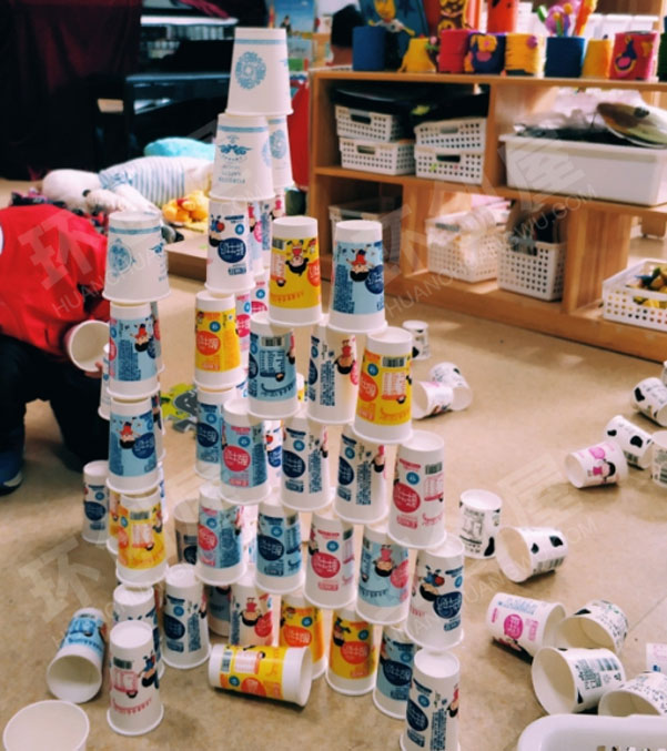 幼儿园建构区环创废物利用纸杯搭建图片