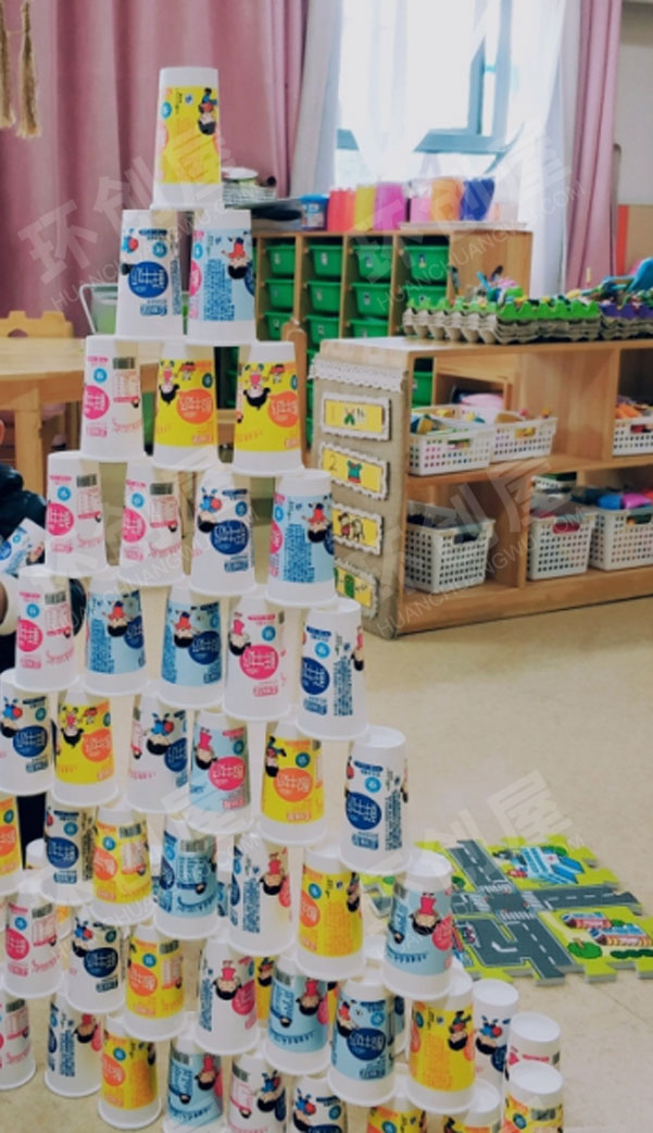 幼儿园建构区环创废物利用纸杯搭建图片