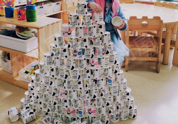 幼儿园建构区环创废物利用纸杯搭建图片