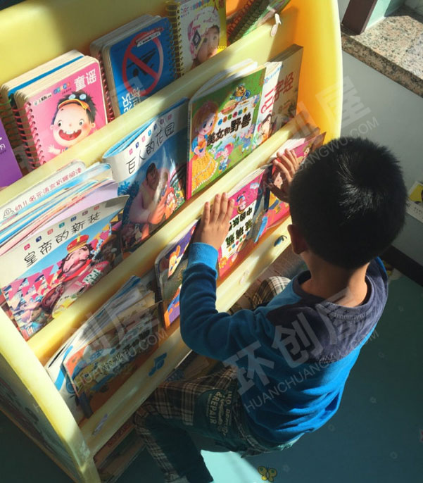 幼儿园环创阅读区小书架图片