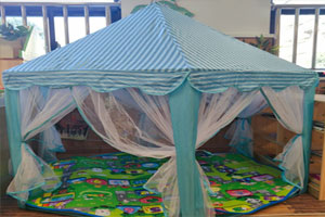 幼儿园阅读区漂亮的读书帐篷图片