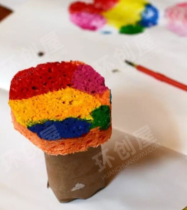 幼儿园美工区创意素材绘画纸筒海绵印画图片